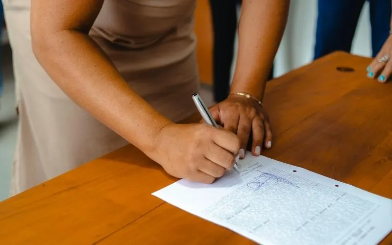 femme qui signe un contrat 